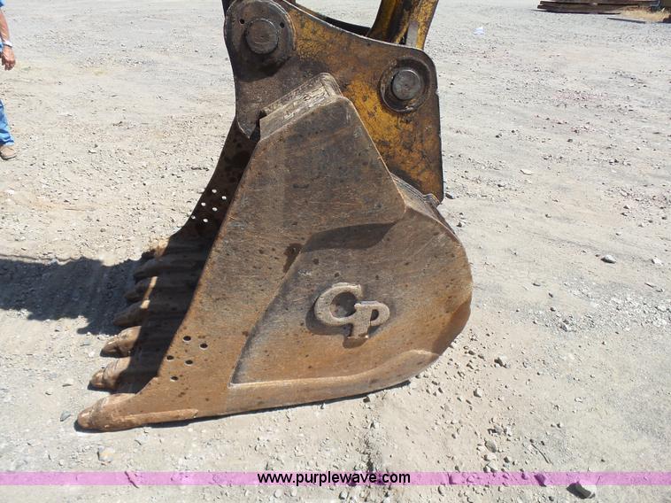 image for item K7140 2003 John Deere 230C LC excavator
