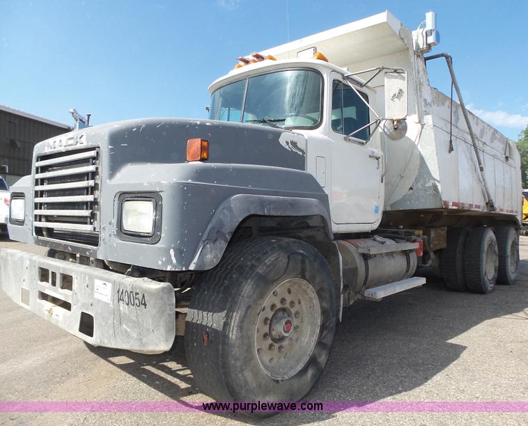 image for item K8371 1992 Mack RD690S dump truck