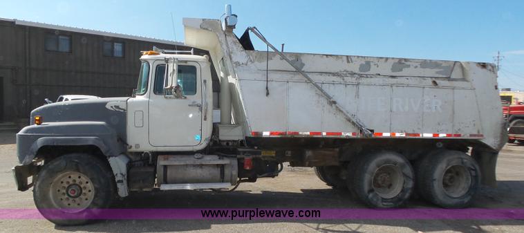 image for item K8371 1992 Mack RD690S dump truck
