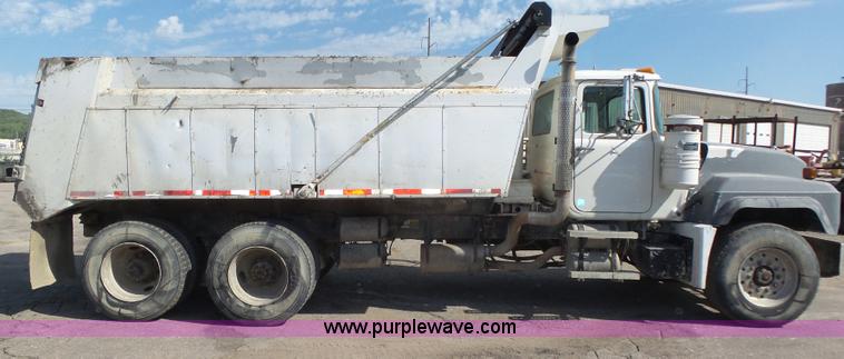 image for item K8371 1992 Mack RD690S dump truck