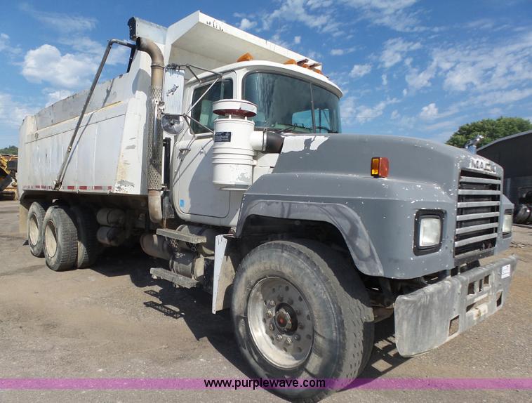 image for item K8371 1992 Mack RD690S dump truck