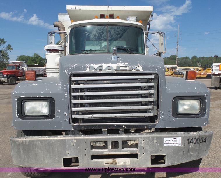 image for item K8371 1992 Mack RD690S dump truck