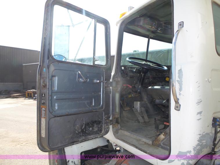 image for item K8371 1992 Mack RD690S dump truck