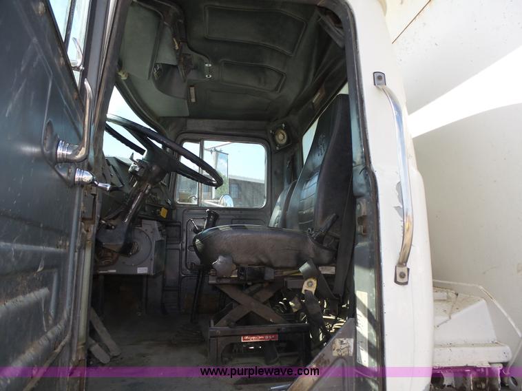 image for item K8371 1992 Mack RD690S dump truck