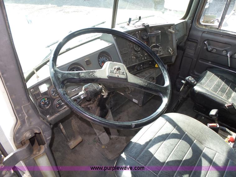 image for item K8371 1992 Mack RD690S dump truck