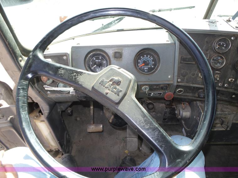 image for item K8371 1992 Mack RD690S dump truck