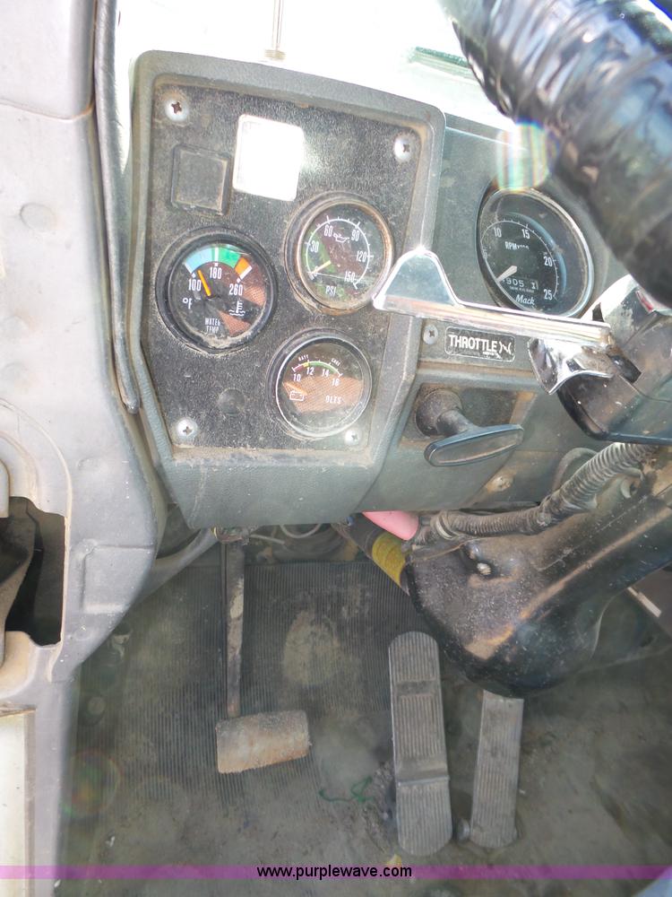 image for item K8371 1992 Mack RD690S dump truck