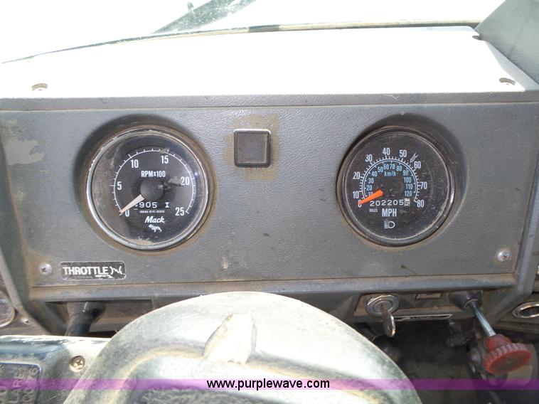 image for item K8371 1992 Mack RD690S dump truck