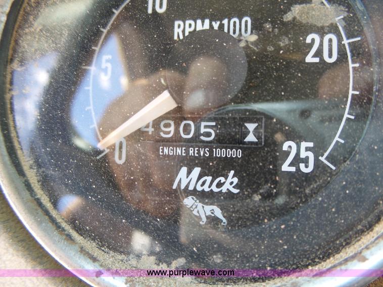 image for item K8371 1992 Mack RD690S dump truck