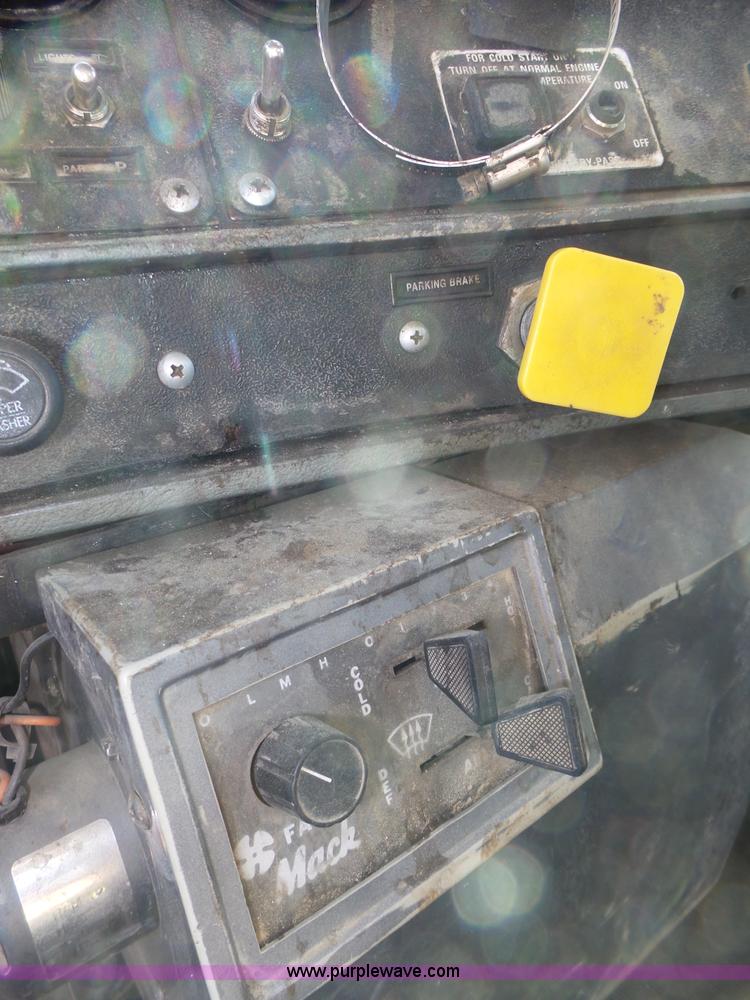 image for item K8371 1992 Mack RD690S dump truck