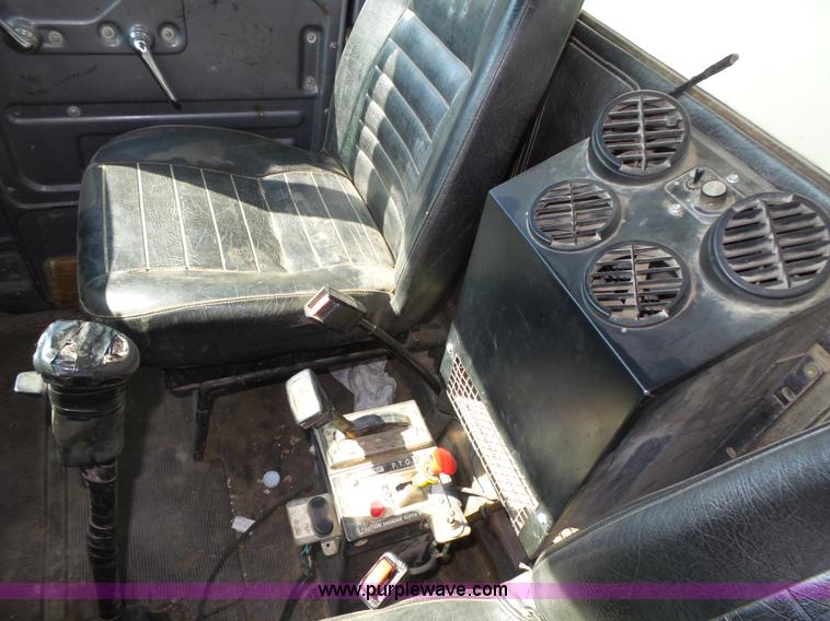 image for item K8371 1992 Mack RD690S dump truck