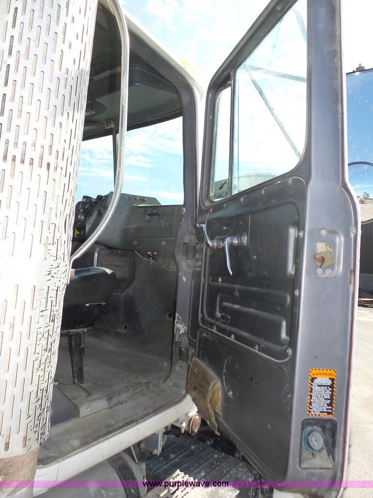 image for item K8371 1992 Mack RD690S dump truck