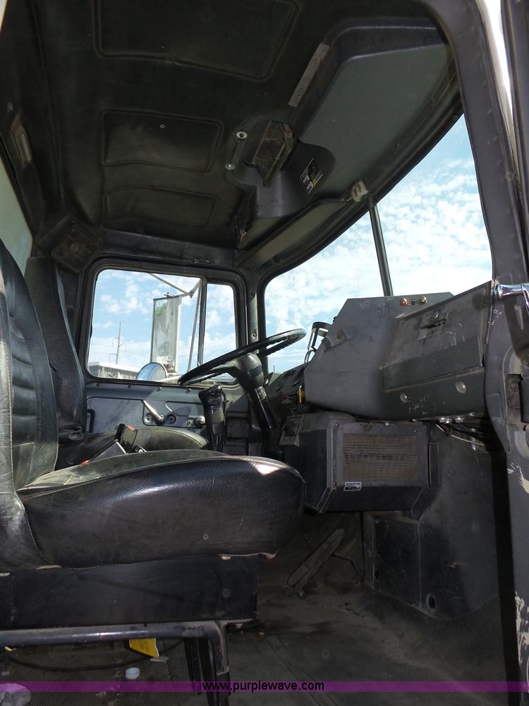 image for item K8371 1992 Mack RD690S dump truck