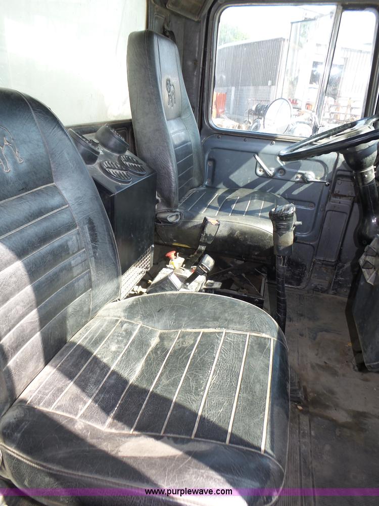 image for item K8371 1992 Mack RD690S dump truck