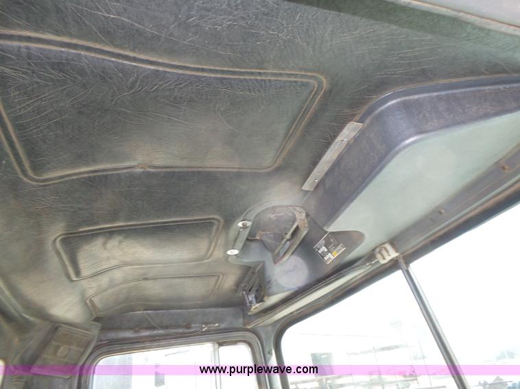 image for item K8371 1992 Mack RD690S dump truck