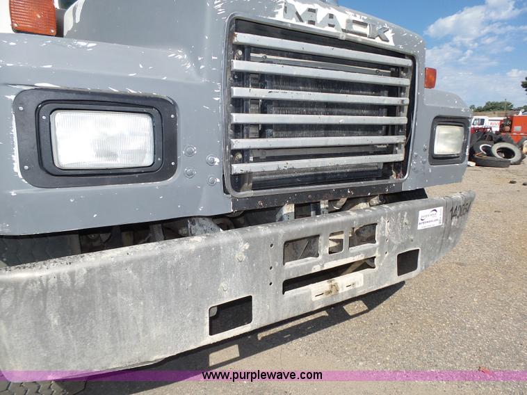 image for item K8371 1992 Mack RD690S dump truck