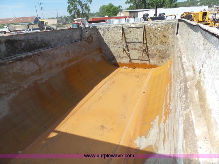 image for item K8371 1992 Mack RD690S dump truck