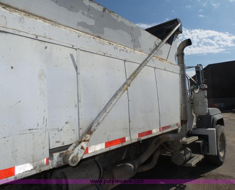 image for item K8371 1992 Mack RD690S dump truck