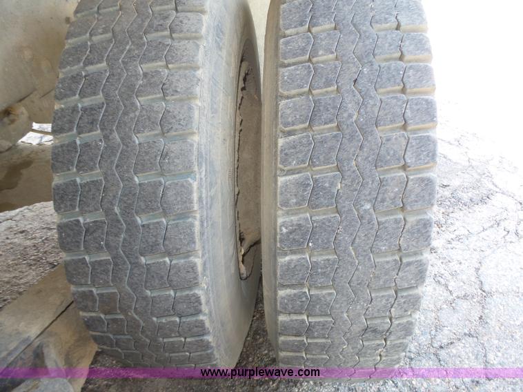 image for item K8371 1992 Mack RD690S dump truck