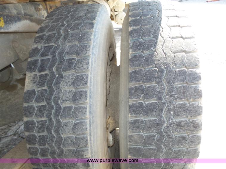 image for item K8371 1992 Mack RD690S dump truck