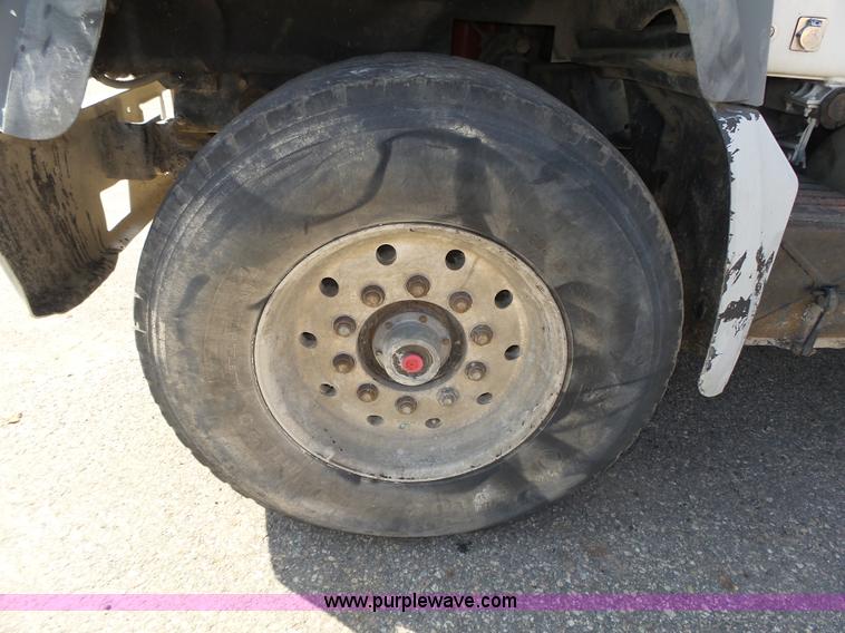 image for item K8371 1992 Mack RD690S dump truck