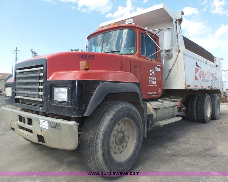 image for item K8372 1992 Mack RD690S dump truck