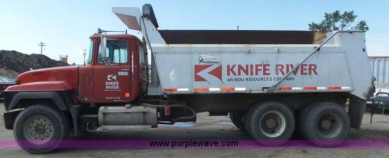 image for item K8372 1992 Mack RD690S dump truck