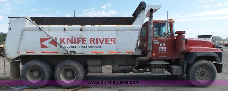 image for item K8372 1992 Mack RD690S dump truck