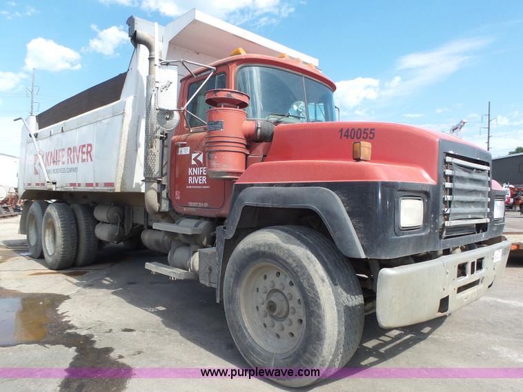 image for item K8372 1992 Mack RD690S dump truck