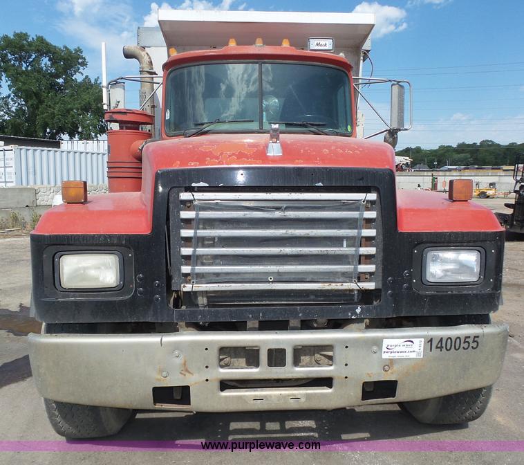 image for item K8372 1992 Mack RD690S dump truck