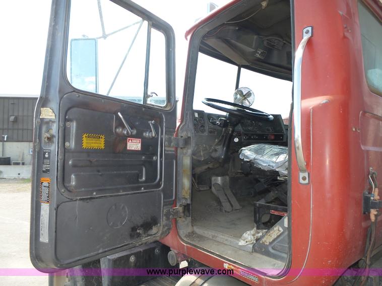 image for item K8372 1992 Mack RD690S dump truck
