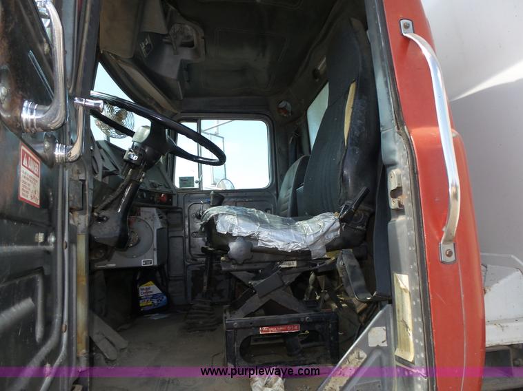 image for item K8372 1992 Mack RD690S dump truck