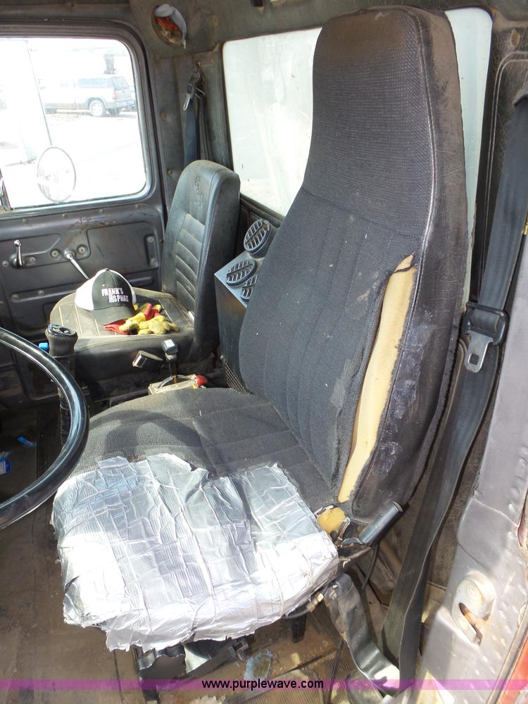 image for item K8372 1992 Mack RD690S dump truck