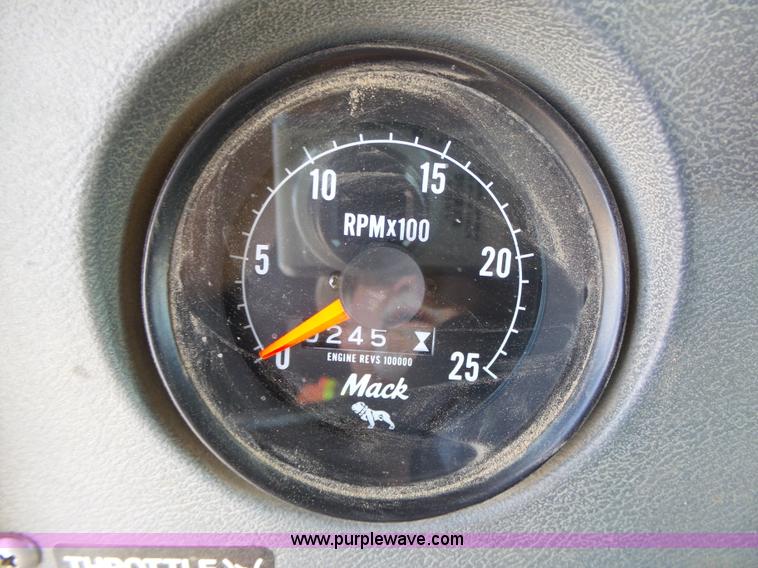 image for item K8372 1992 Mack RD690S dump truck