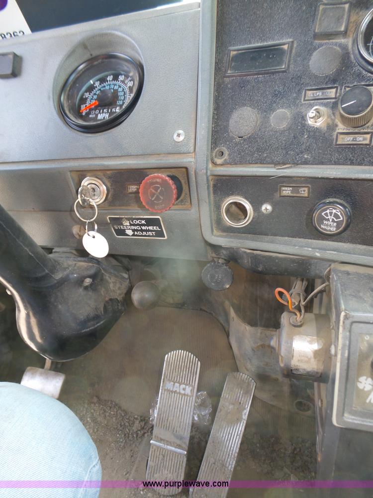 image for item K8372 1992 Mack RD690S dump truck