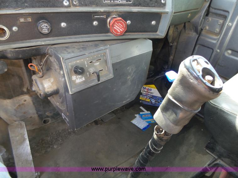 image for item K8372 1992 Mack RD690S dump truck