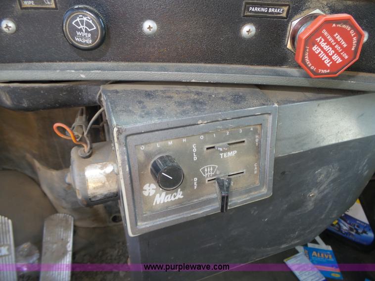 image for item K8372 1992 Mack RD690S dump truck