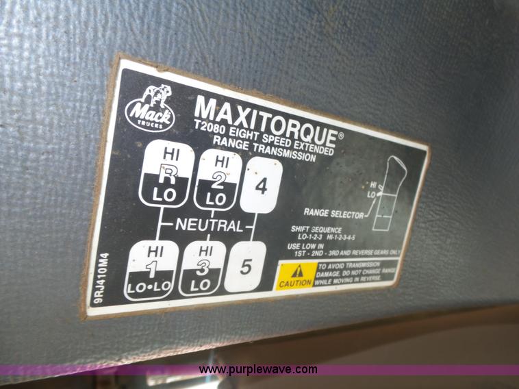 image for item K8372 1992 Mack RD690S dump truck