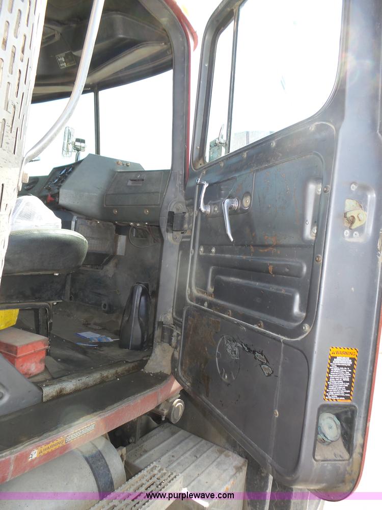 image for item K8372 1992 Mack RD690S dump truck