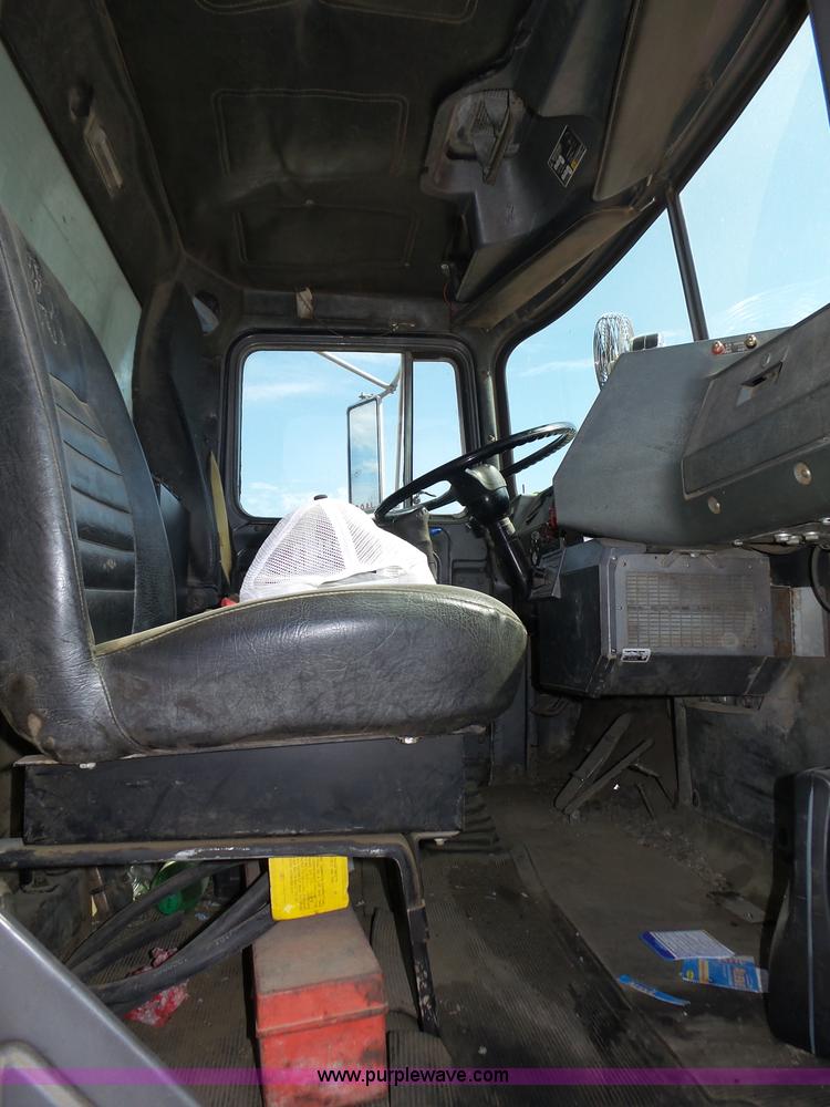 image for item K8372 1992 Mack RD690S dump truck