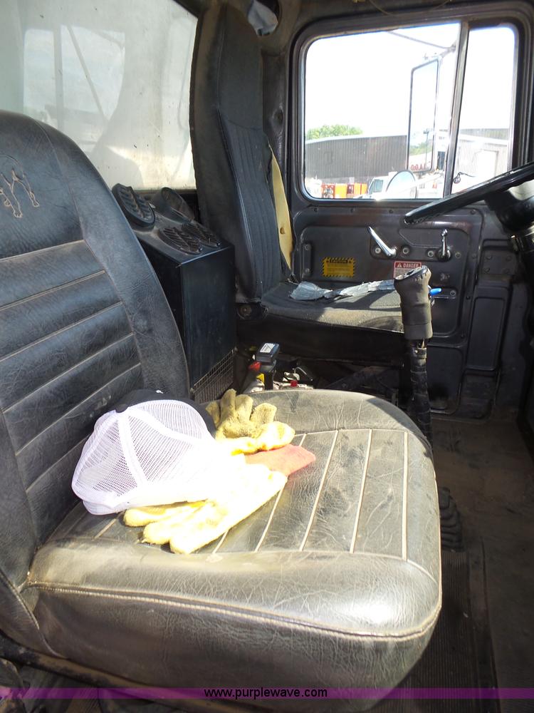 image for item K8372 1992 Mack RD690S dump truck