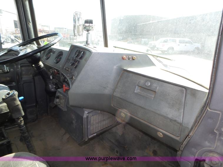 image for item K8372 1992 Mack RD690S dump truck