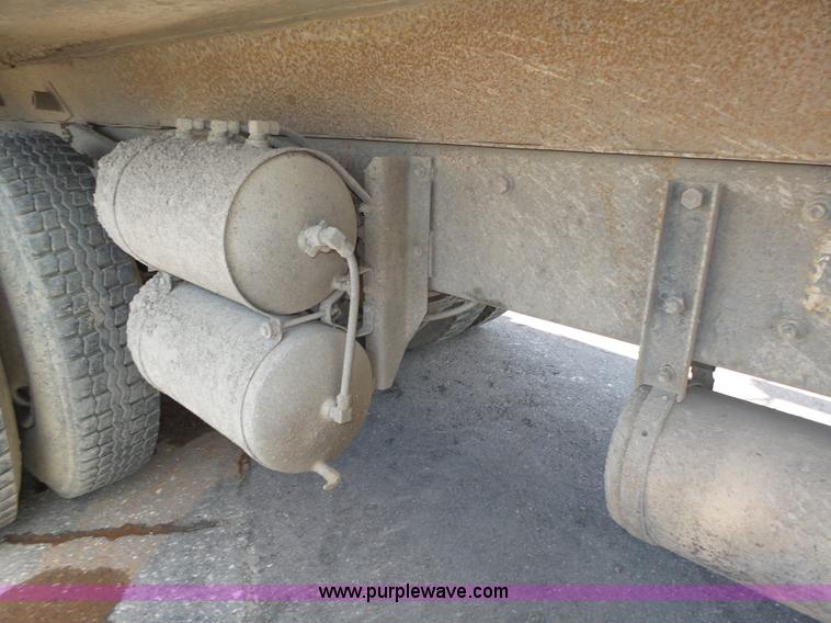 image for item K8372 1992 Mack RD690S dump truck