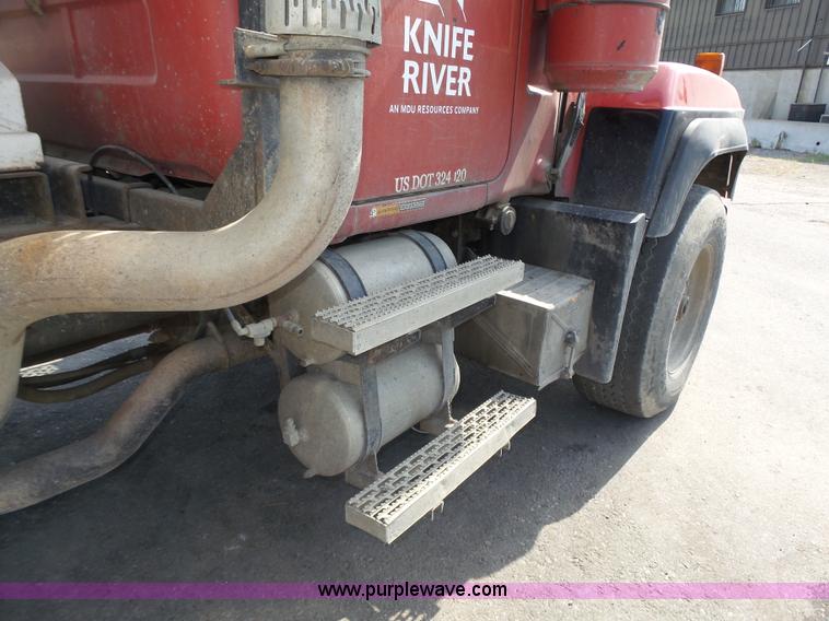 image for item K8372 1992 Mack RD690S dump truck