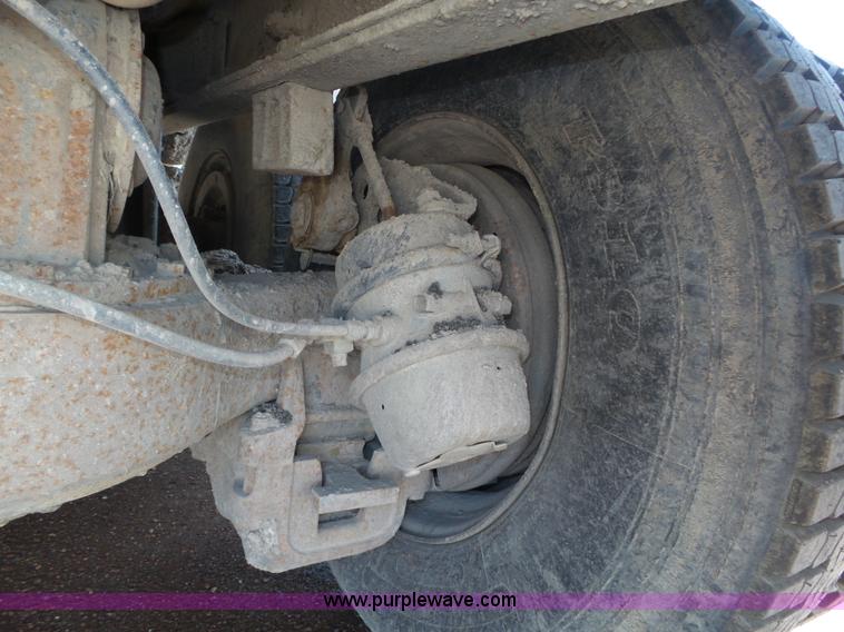 image for item K8372 1992 Mack RD690S dump truck