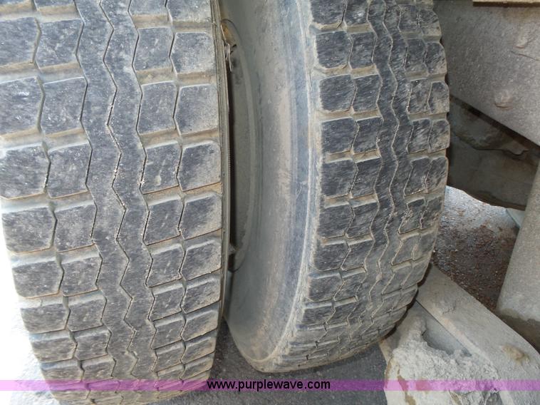 image for item K8372 1992 Mack RD690S dump truck