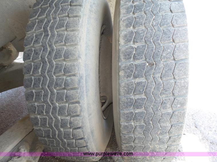 image for item K8372 1992 Mack RD690S dump truck