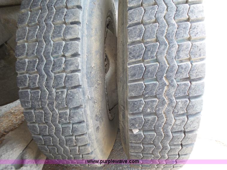 image for item K8372 1992 Mack RD690S dump truck