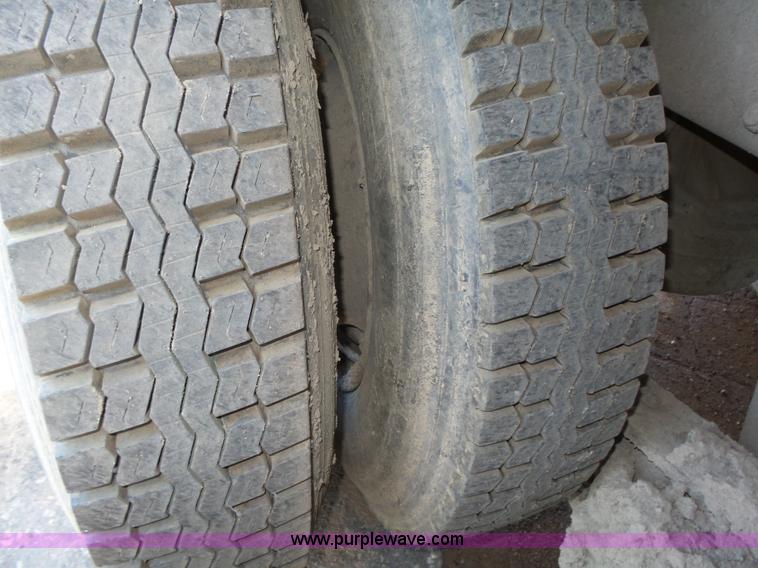 image for item K8372 1992 Mack RD690S dump truck