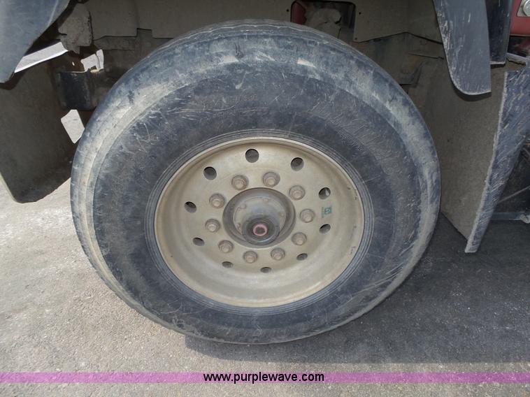 image for item K8372 1992 Mack RD690S dump truck